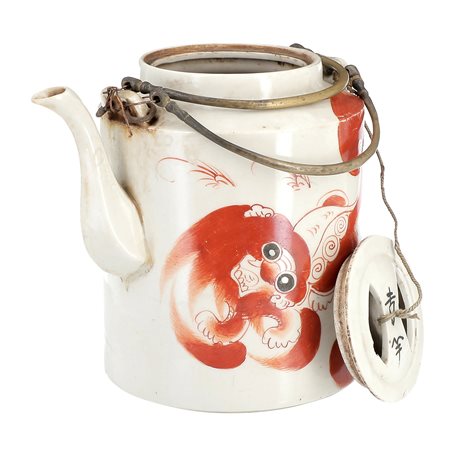 Cina. I metà del XX secolo
Versatoio con decoro di cani di Fo