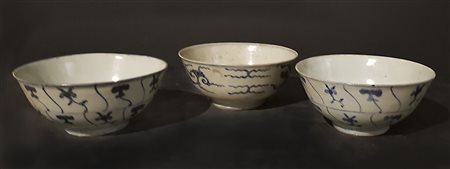 Cina. XIX secolo
Tre ciotole con decoro floreale bianco e blu