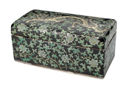 Cina. XX secolo
Cofanetto con coperchio con decoro di drago tra fiori di loto