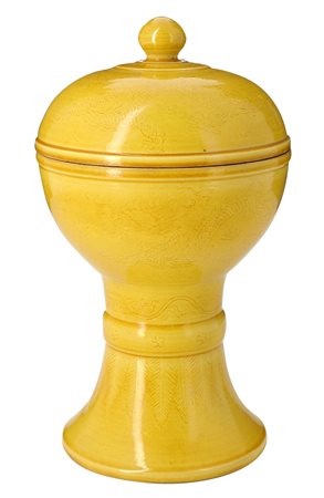 Cina. Dinastia Qing. Regno di Tongzhi (1862 - 1874)
Coppa a stelo con coperchio, con decoro di draghi tra le nuvole