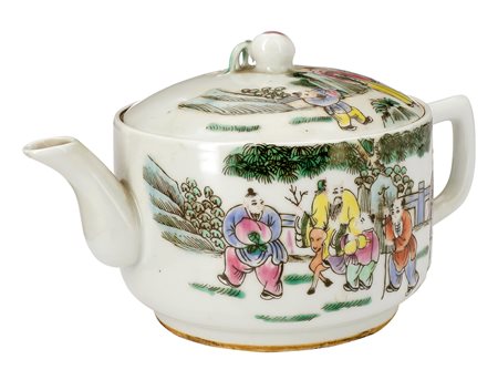Cina. II metà del XIX secolo
Teiera con decoro policromo
