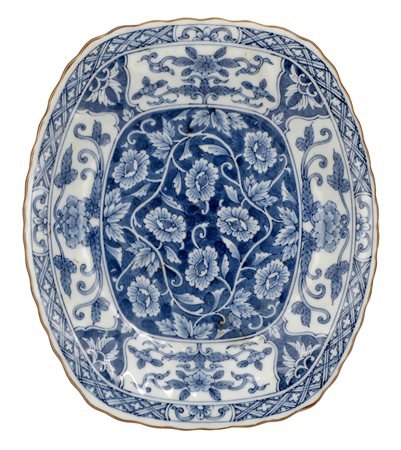 Giappone. II metà del XX secolo, (?)
Vassoio con decoro floreale bianco e blu
