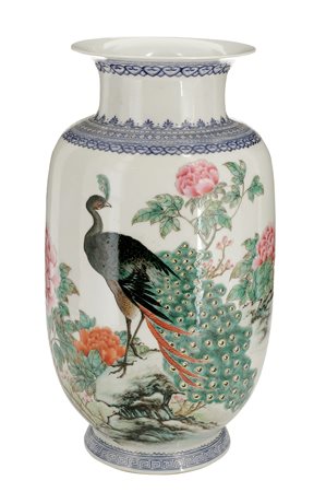 Cina
Vaso a balaustro con decoro di pavone e peonie