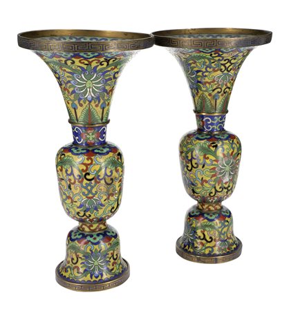 Cina. XX secolo
Coppia di vasi con decoro floreale