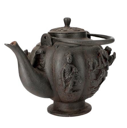 Cina. XIX secolo
Teiera con coperchio decorata con gli otto immortali taoisti