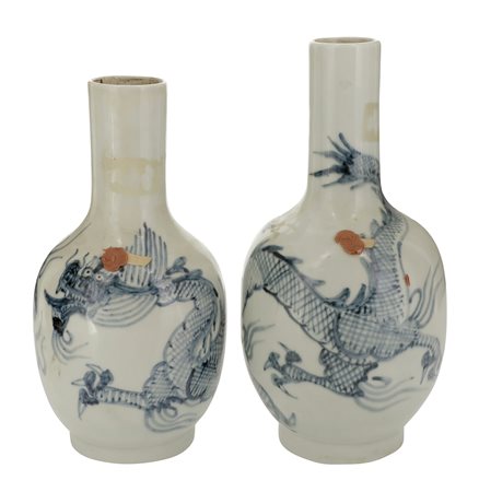 Cina. II metà del XX secolo
Coppia di bottiglie con decoro di draghi