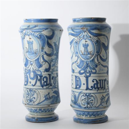 Coppia di piccoli albarelli tipo Savona in maiolica policroma