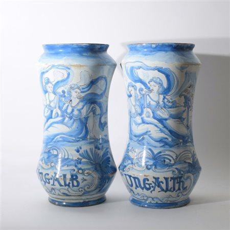 Coppia di albarelli tipo Savona in maiolica policroma