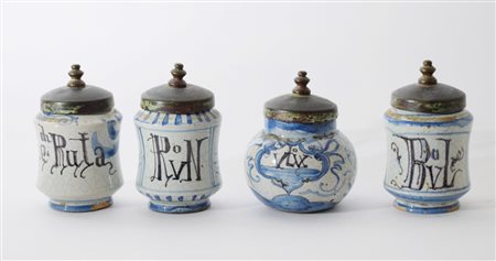 Quattro piccoli contenitori da farmacia tipo Savona in maiolica policroma