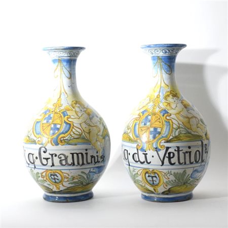 Coppia di bottiglie da farmacia in maiolica policroma