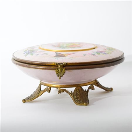 Scatola in porcellana policroma e metallo dorato