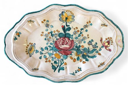 Grande vassoio sagomato in maiolica policroma Centrato da composizione...