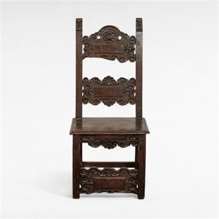 Seggiolone in noce intagliato e intarsiato