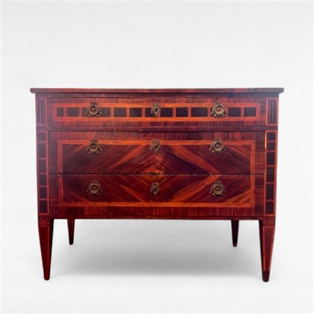 Cassettone in noce ed altri legni Italia centrale, Fine del XVIII secolo...