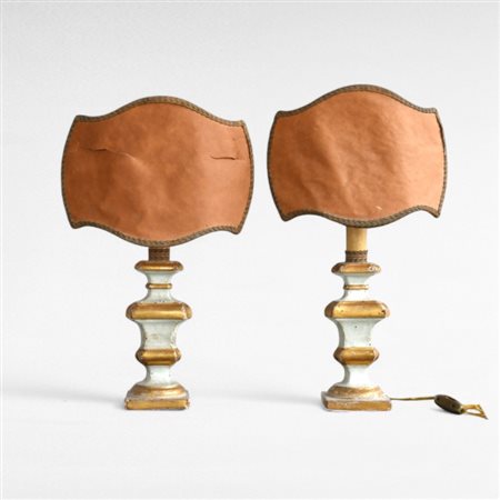 Coppia di perettoni in legno laccato bianco oro