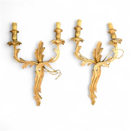 Coppia di grandi appliques a due luci In stile Settecento, in bronzo...
