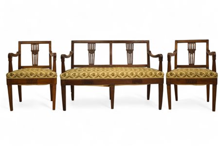 Divano e due poltrone in stile Luigi XVI in noce intagliato