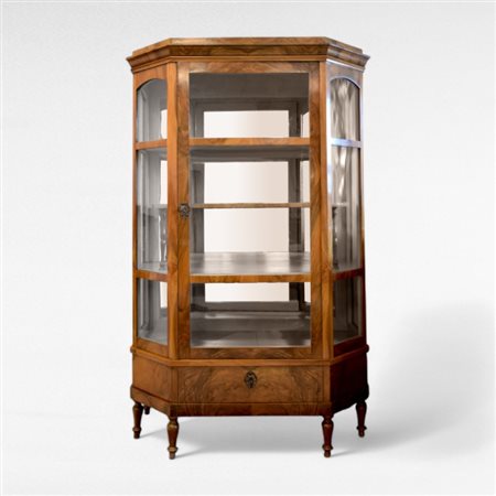 Vetrina in noce e radica Probabilmente Austria, seconda metà del XIX secolo...