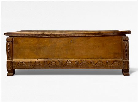 Cassapanca in noce intagliato Lazio, XIX secolo Fronte liscio inquadrato...