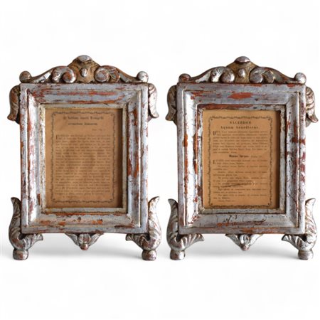 Coppia di cartagloria in legno intagliato e argentato