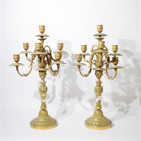 Due candelieri in bronzo dorato a cinque fiamme ciascuno