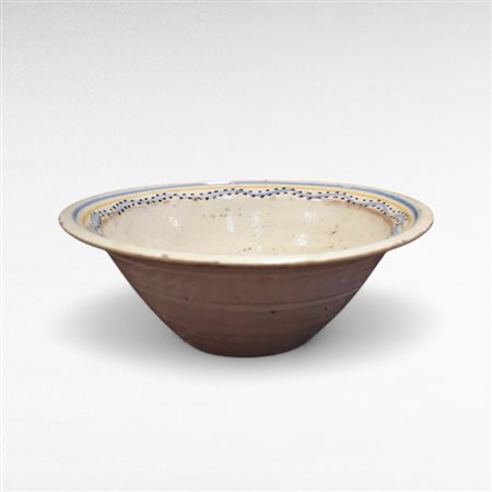 Bacile con orlo a tesa