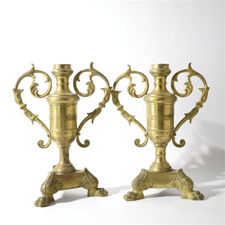 Coppia perettoni in bronzo XIX secolo Modellati a vaso biansato, con base...