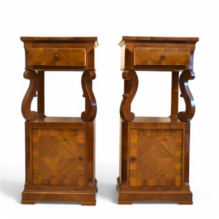 Coppia di comodini in noce