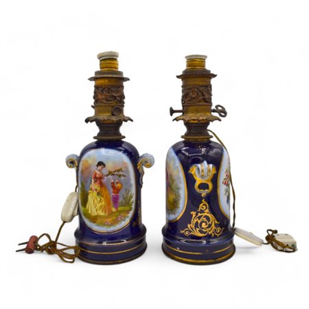 Coppia di lumi a petrolio in porcellana di Sevres