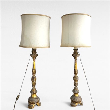 Coppia di candelieri in legno intagliato e dorato a mecca