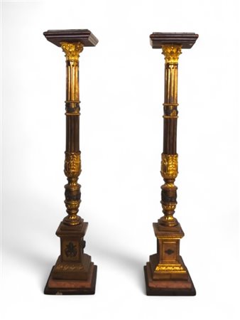 Coppia di grandi portavaso in legno rivestiti in ottone dorato con base a plinto su piano in marmo rosso di Verona