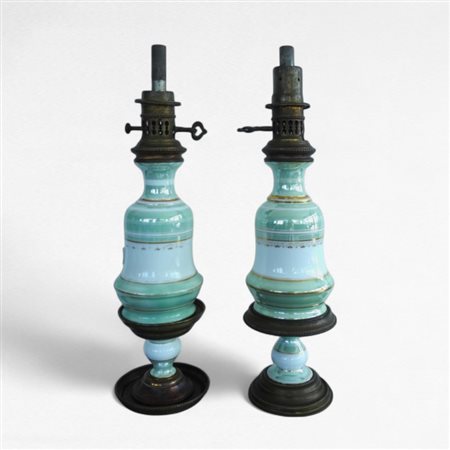 Coppia di lumi a petrolio in opalina verde acqua