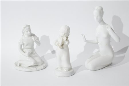Tre statuette di fanciulle in porcellana bianca, Manifattura Royal Dux