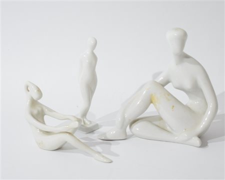 Tre statuette di fanciulle stilizzate in porcellana bianca, Manifattura Royal Dux