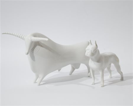Toro stilizzato e bulldog in porcellana bianca, Manifattura Royal Dux