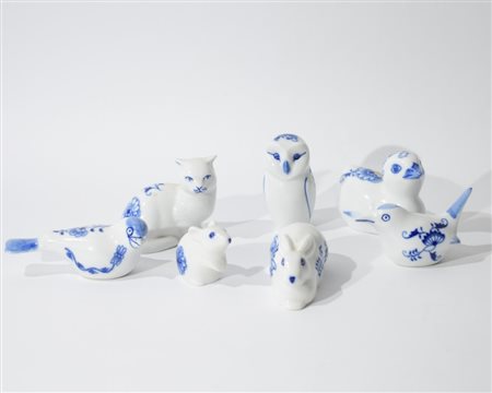 Sette statuette di animali in porcellana bianco blu, Manifattura Royal Dux