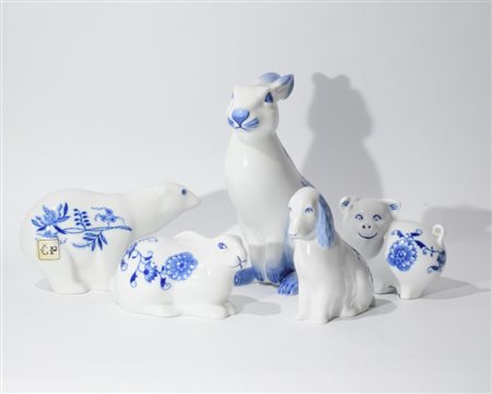 Cinque statuette di animali in porcellana bianco blu, Manifattura Royal Dux