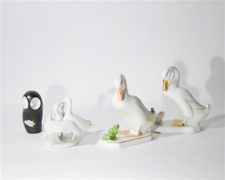 Tre statuette in porcellana policroma, Manifattura Royal Dux