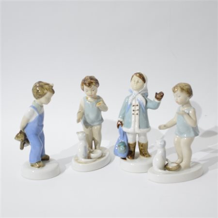 Quattro statuette di bambini in porcellana policroma, Manifattura Royal Dux