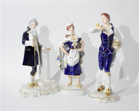 Tre grandi statuette di personaggi in abiti del Settecento in porcellana policroma, Manifattura Royal Dux