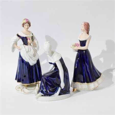 Tre statuette di fanciulle in abiti del Settecento in porcellana policroma, Manifattura Royal Dux