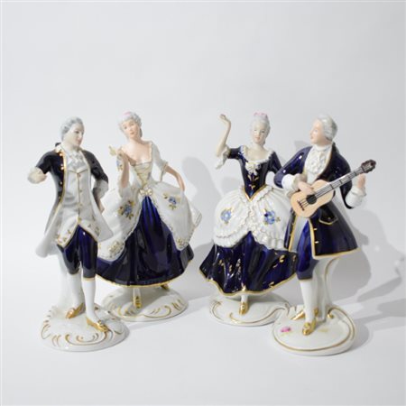 Quattro grandi statuette di danzatori in abiti del Settecento in porcellana policroma, Manifattura Royal Dux