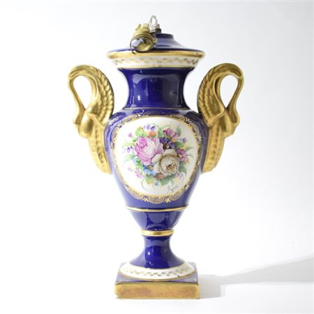 Vaso ad anfora di gusto Impero in porcellana policroma di Capodimonte Con...