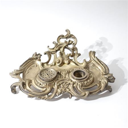 Calamaio da tavolo di gusto rocaille in metallo argentato Inizi del XX secolo...