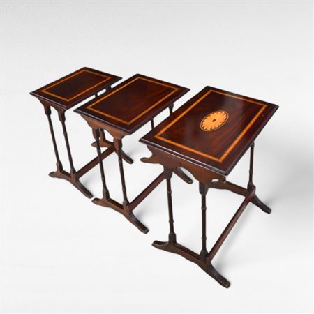 Nido di tre tavolini in mogano intarsiato