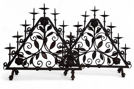 Due grandi candelabri in ferro battuto di forma triangolare A nove fiamme...