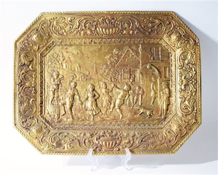 Vassoio ottagonale da parata in ottone sbalzato Con ballo campestre di gusto...