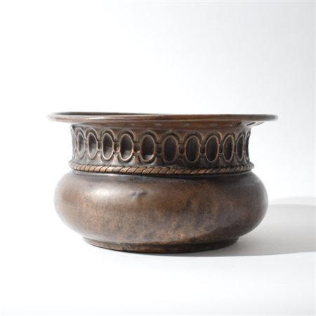 Cache-pot in rame sbalzato Decorato sulla tesa a coppelle in rilevo e sul...