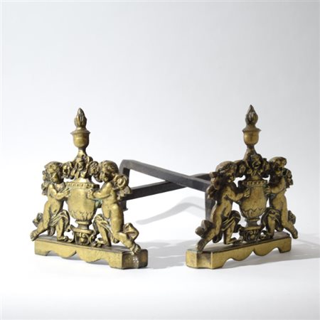 Coppia di alari da camino in bronzo e ferro Raffiguranti due putti che...