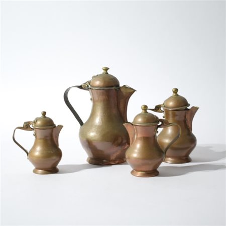 Quattro piccoli bricchi in rame con misure a scalare H cm 13, cm 19, cm 8,5,...